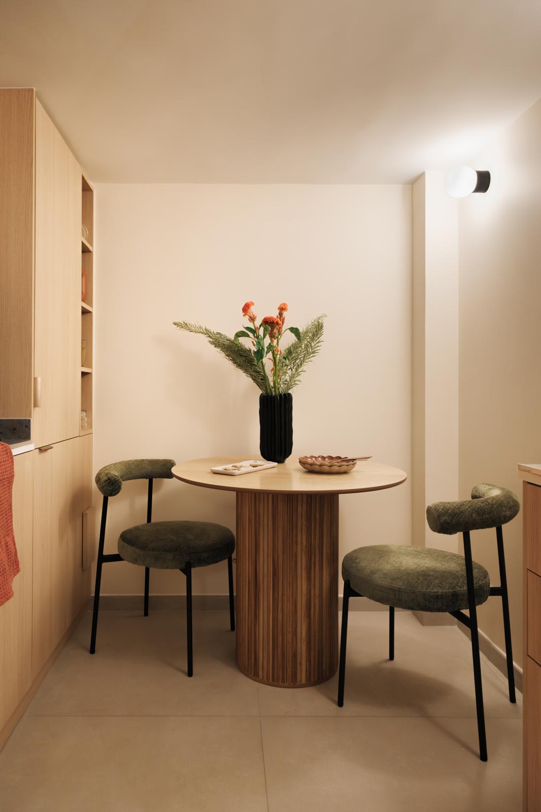 Coin repas du cabinet Cardio Check-up, table en bois et bouquet de fleurs